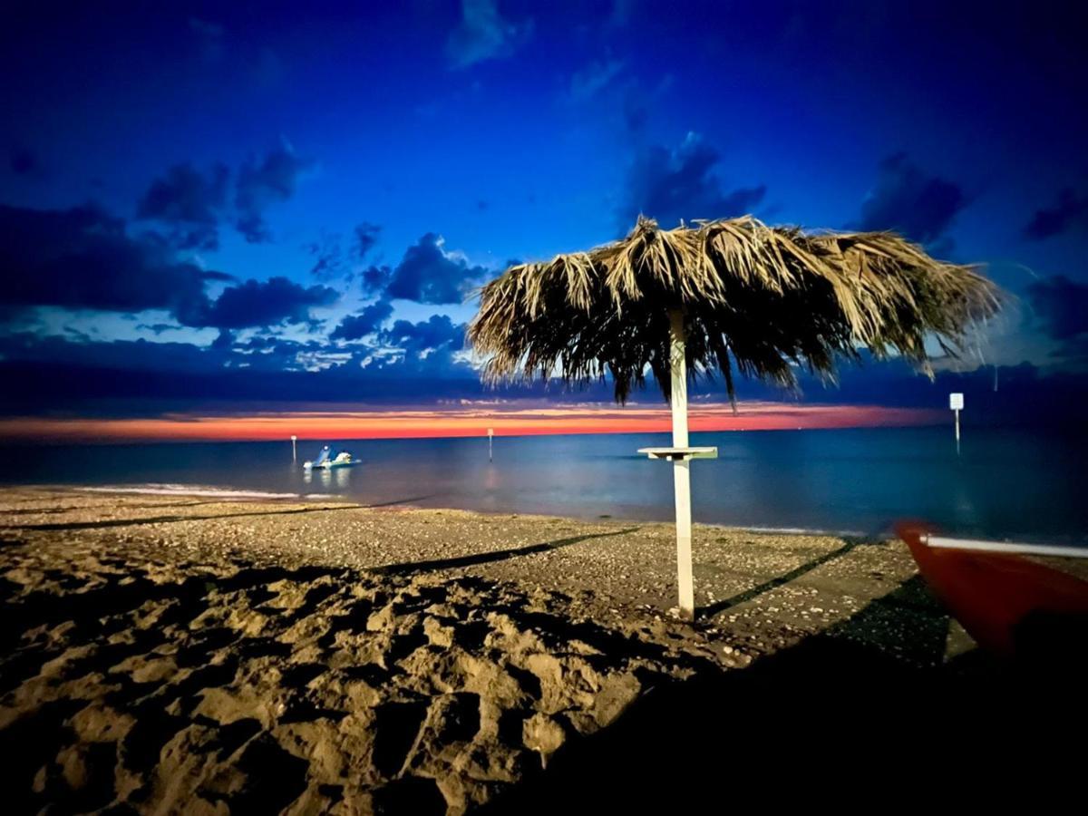 Bella Alba Apartment On The Beach Алба Адриатика Екстериор снимка